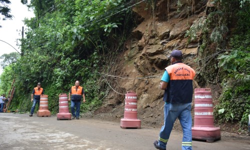 Secretaria de Obras e Defesa Civil inspecionam trecho de estrada em Maromba